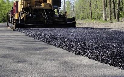 What requirements should asphalt surface treatment construction meet